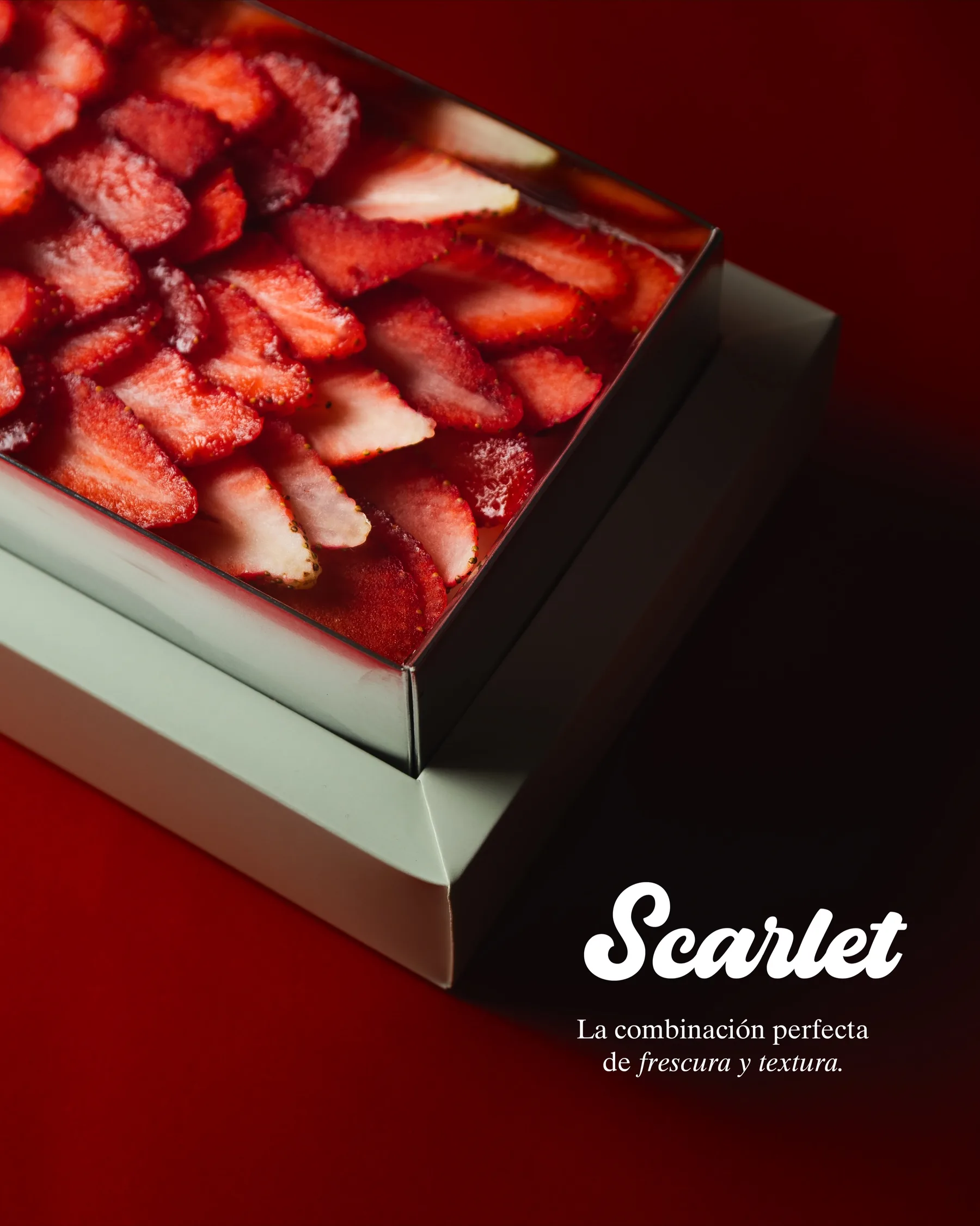 Mil hojas Scarlet de fresa y crema, postre estrella de Lima Sweet, sobre fondo rojo dramático