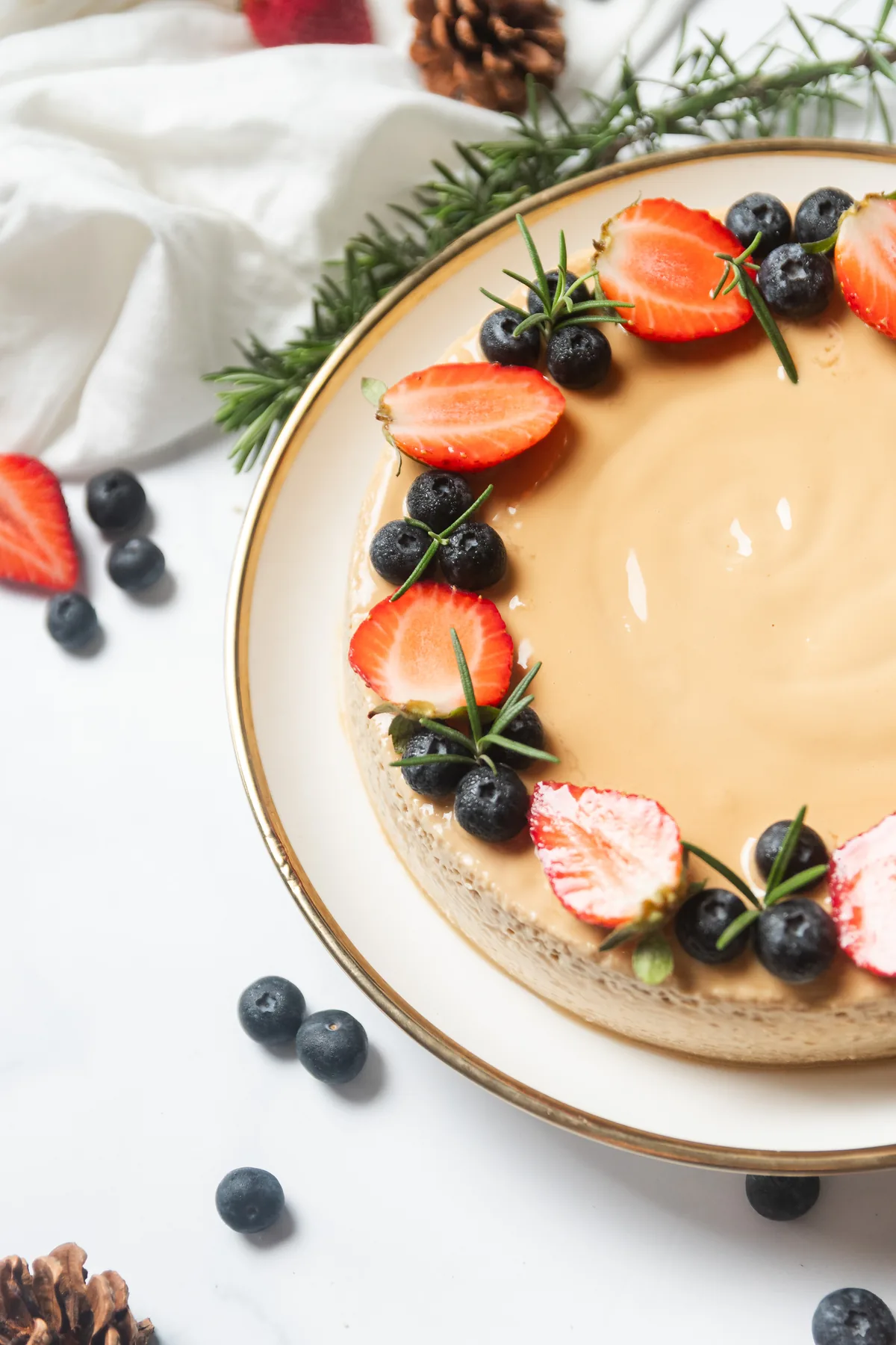 Torta navideña con frutos rojos, colección de temporada de Lima Sweet