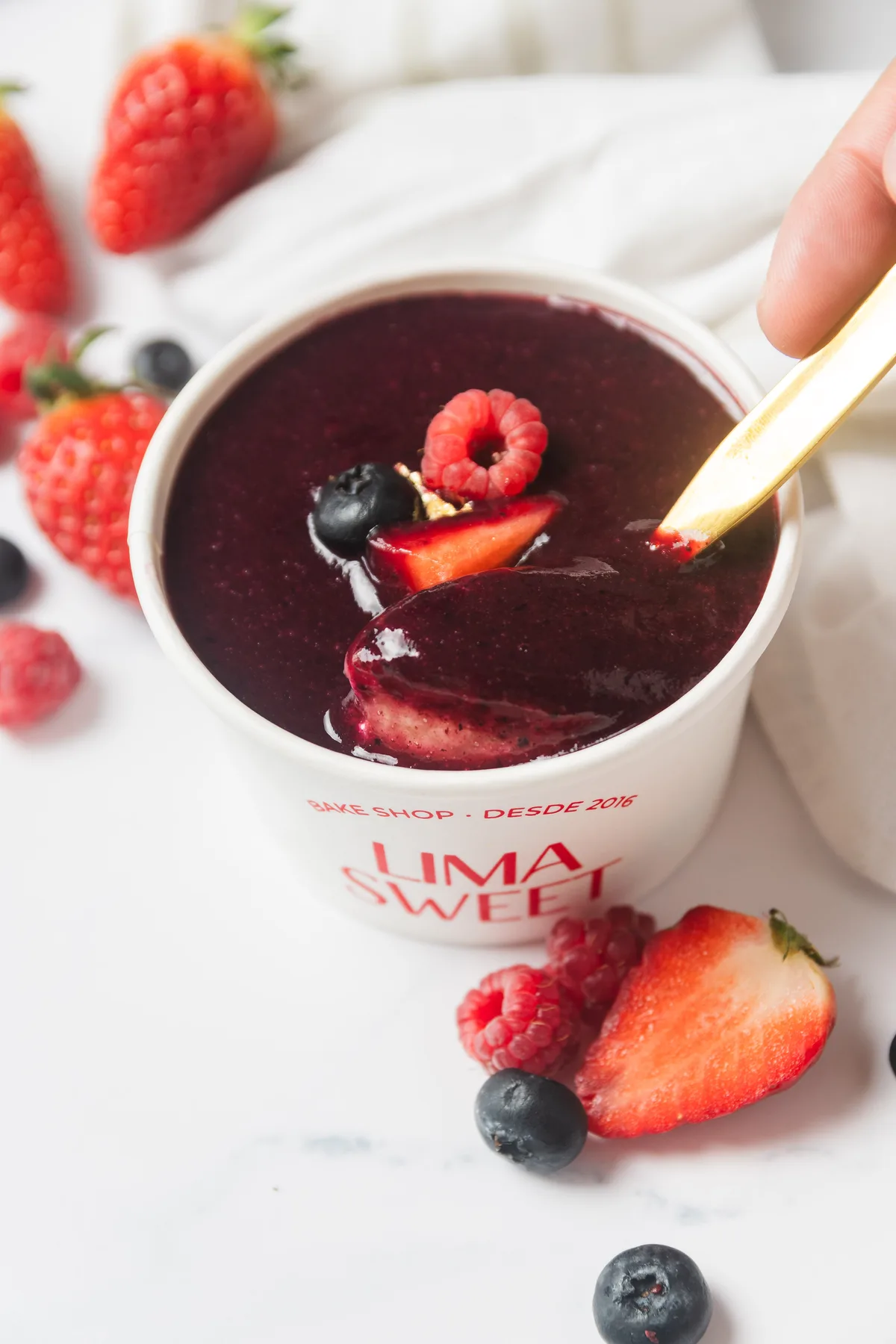 Vasito de mousse de berries y açaí con frutos rojos, Lima Sweet