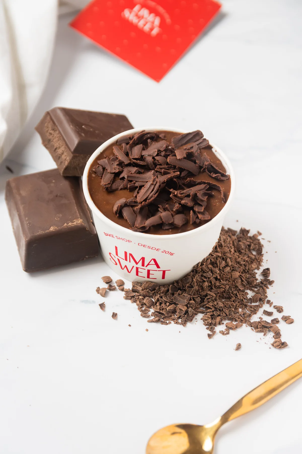 Mousse de chocolate en vaso individual, con virutas de chocolate por encima