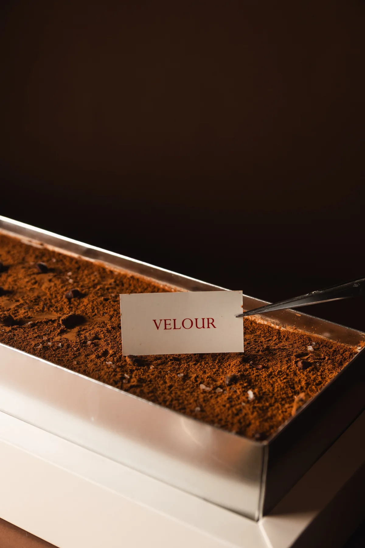La torta Velour servida dentro de una copa martini