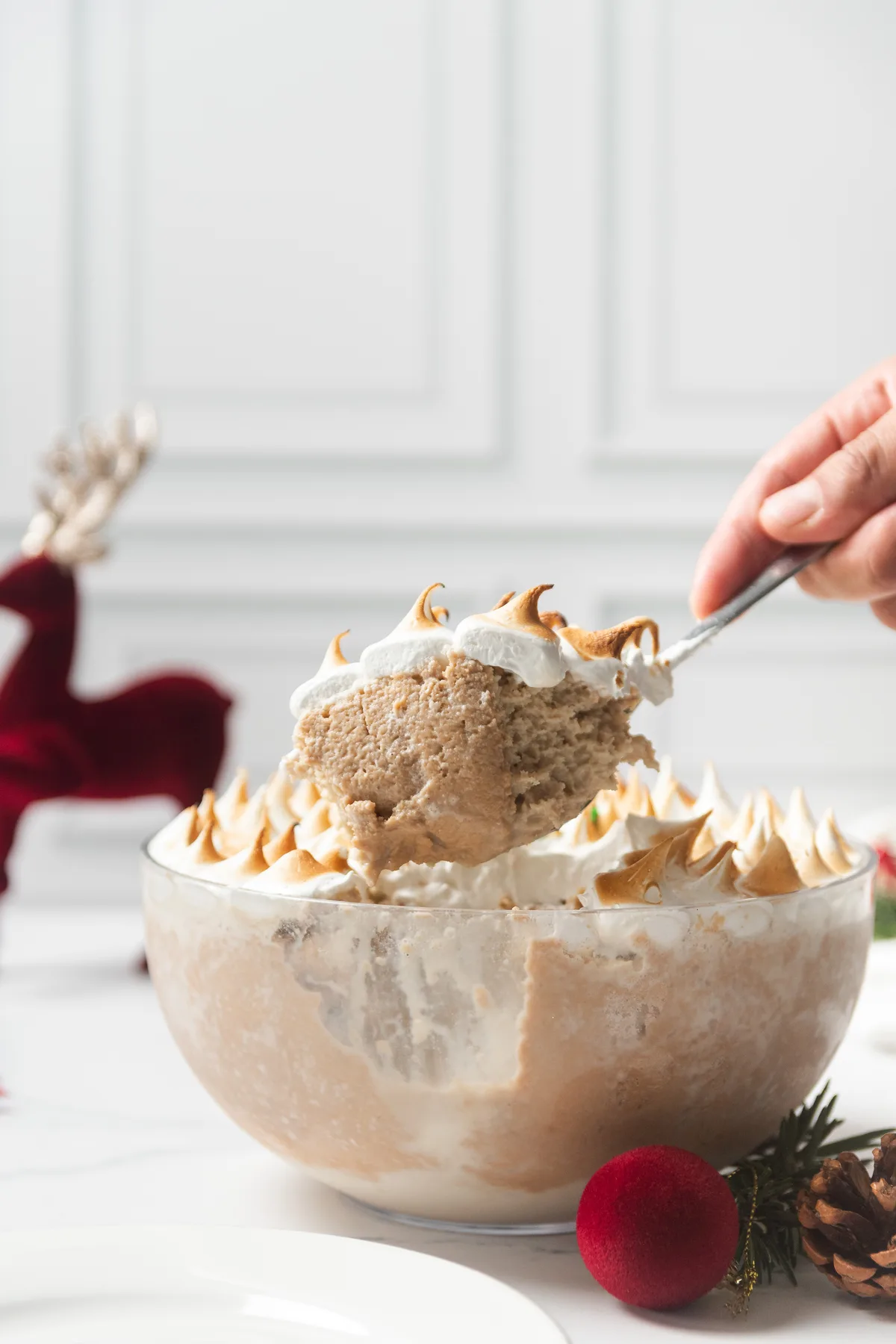 Trifle navideño en bowl de vidrio con merengue tostado y decoración navideña