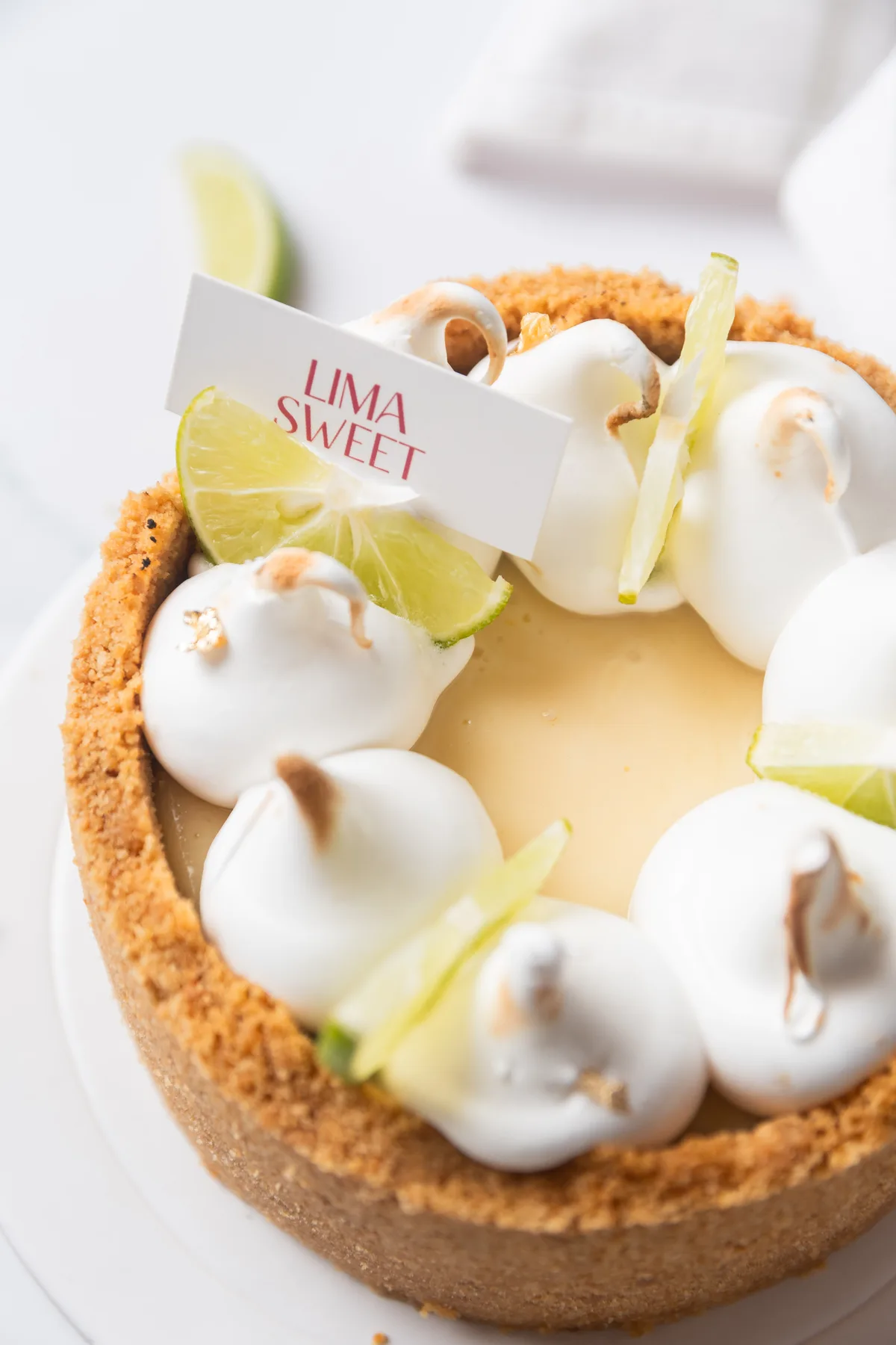 Rebanada de la torta servida con pala, con el relleno cremoso de limón a la vista