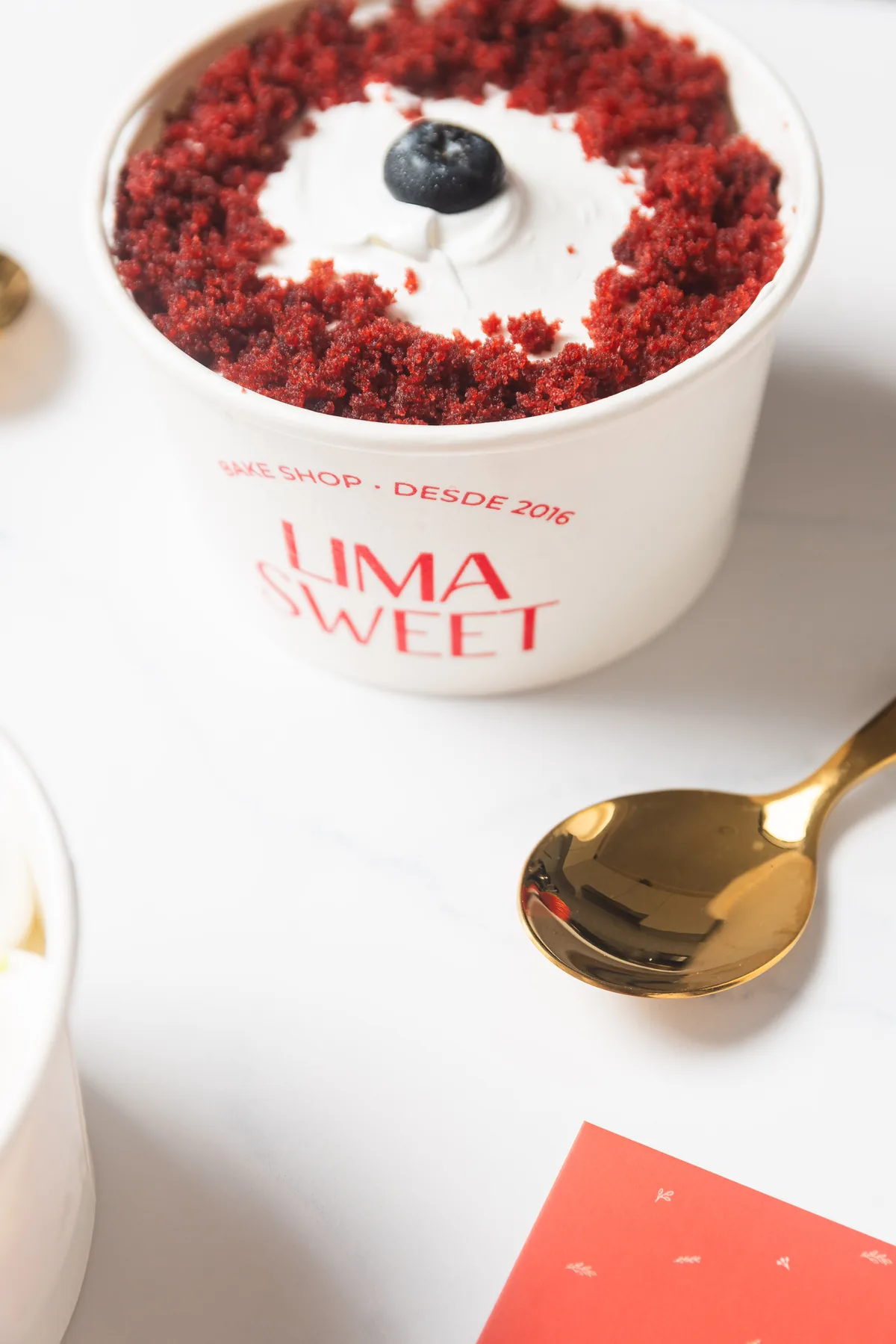 Red velvet en vaso individual con migas rojas y arándano, Lima Sweet
