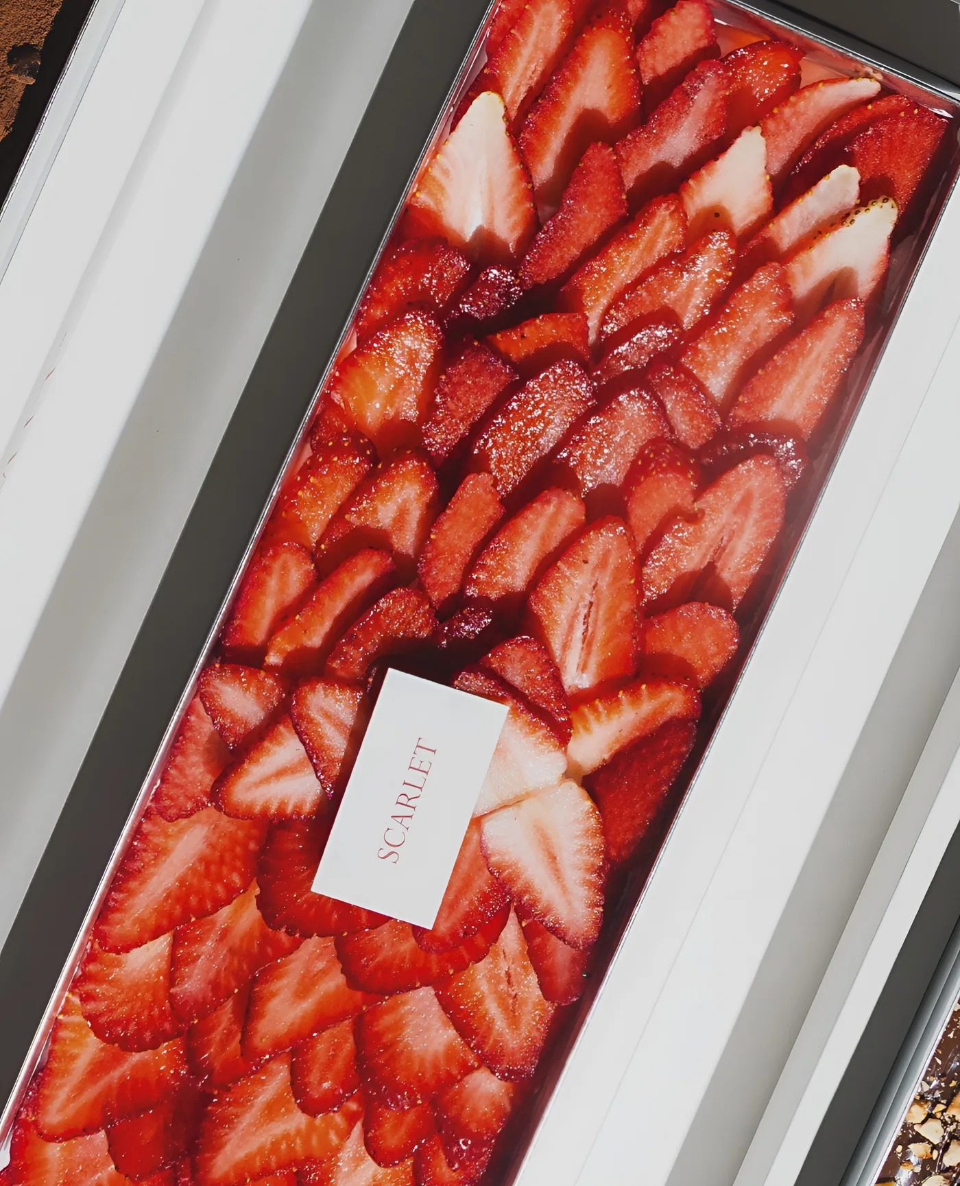Caja de presentación de Scarlet, la mil hojas de fresa de Lima Sweet