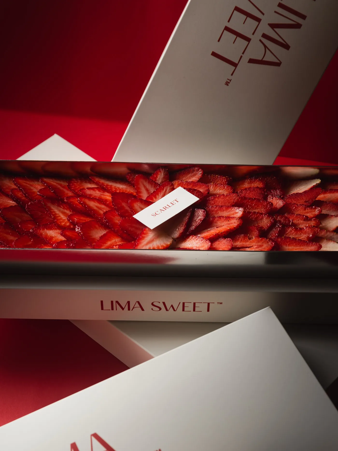 Persona sosteniendo la caja de Scarlet de Lima Sweet